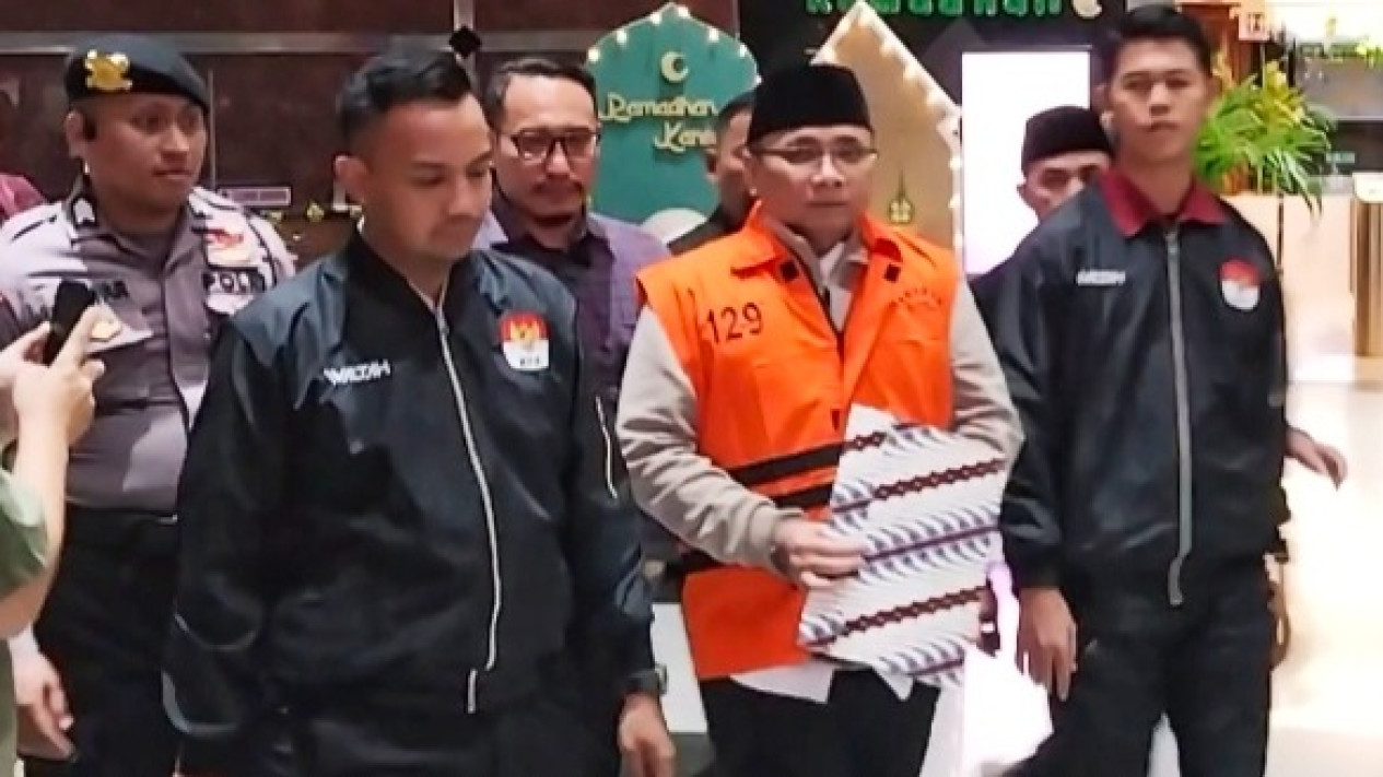 Gunakan Rompi Tahanan KPK, Yaqut Ngaku Tak Terima Uang Dari Dugaan Korupsi Kuota Haji
            - galeri foto