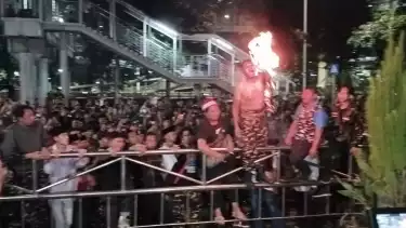 Momen Banser Bakar Baju Akibat Kecewa Penahanan Gus Yaqut Yang Terjerat Kasus Korupsi Kuota Haji