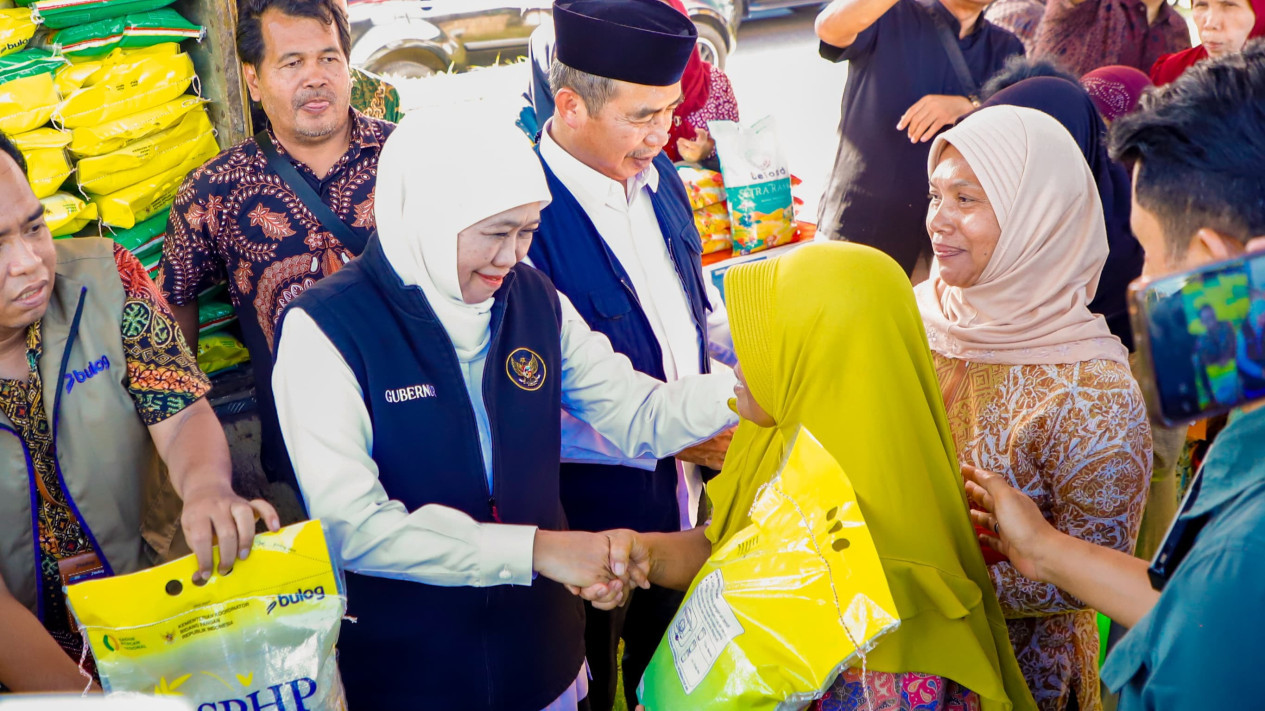 Gubernur Khofifah Gelar Pasar Murah di Madiun, Pastikan Harga Terkendali dan Stok Aman
            - galeri foto