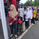 Antrean Mengular, Ratusan Warga Kudus Serbu Pasar Murah untuk Kebutuhan Jelang Lebaran