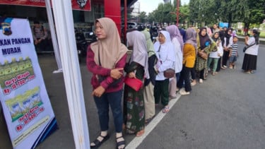Antrean Mengular, Ratusan Warga Kudus Serbu Pasar Murah untuk Kebutuhan Jelang Lebaran