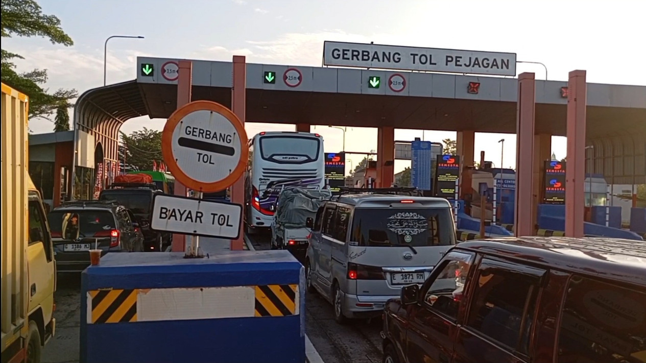Sepekan Jelang Lebaran, Kendaraan Pemudik Mulai Padati Exit Tol Pejagan Tujuan Purwokerto
            - galeri foto