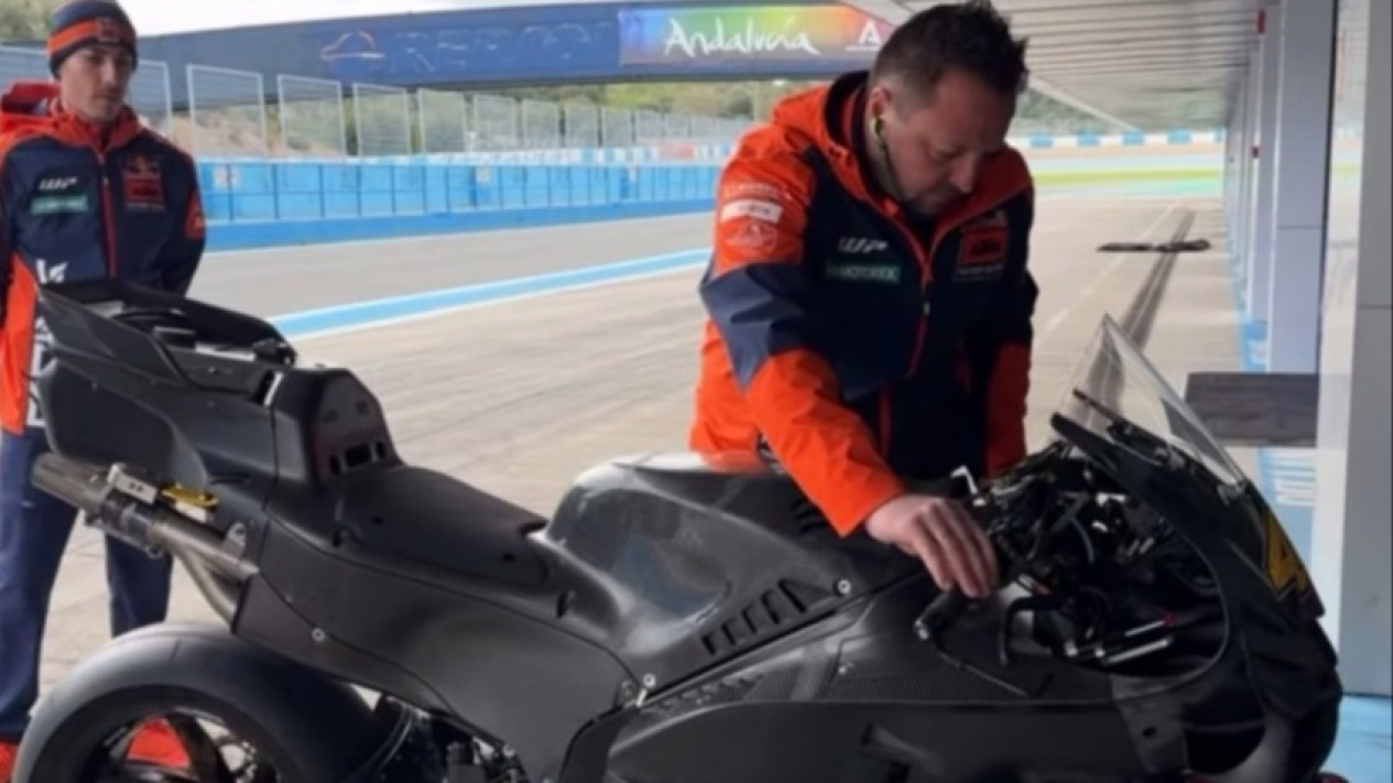 Bagi-bagi Tugas, Dani Pedrosa dan Pol Espargaro Uji Coba Motor 850cc Milik KTM untuk MotoGP 2027
            - galeri foto