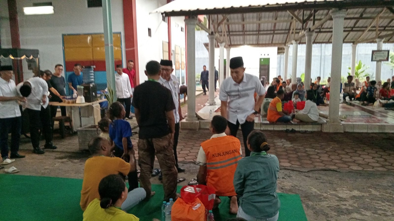 Safari Ramadhan Ditjenpas Jatim di Lapas Porong, Warga Binaan Diberi Kesempatan Bukber dengan Keluarga
            - galeri foto