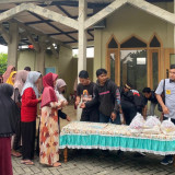 Komunitas Motor di Bojonegoro Bagikan 60 Paket Sembako untuk Lansia dan Dhuafa