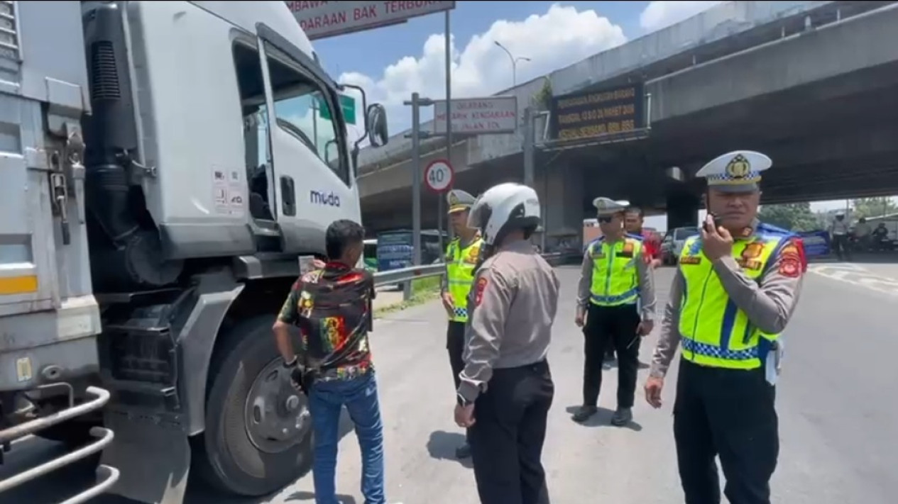 Satlantas Polresta Bandung Tindak Kendaraan Sumbu Tiga yang Masih Nekat Saat Larangan Angkutan Mudik Lebaran 2026
            - galeri foto