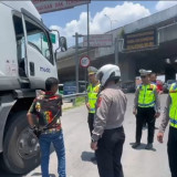 Satlantas Polresta Bandung Tindak Kendaraan Sumbu Tiga yang Masih Nekat Saat Larangan Angkutan Mudik Lebaran 2026