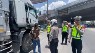 Satlantas Polresta Bandung Tindak Kendaraan Sumbu Tiga yang Masih Nekat Saat Larangan Angkutan Mudik Lebaran 2026