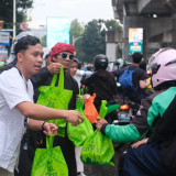 Semarak Ramadan, Peruri Salurkan Takjil Gratis bagi Pengguna Jalan