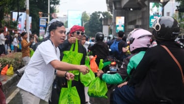 Semarak Ramadan, Peruri Salurkan Takjil Gratis bagi Pengguna Jalan