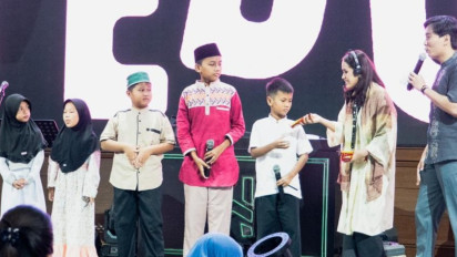 Diisi Tausiah Ramadan oleh Ustaz Ja'ani Qurtuby, Program Sosial Bagikan 10 Ribu Paket Makanan Berbuka Sukes Digelar