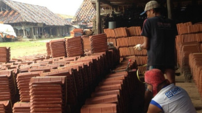 Kisah Hena Gian Hermana Kembangkan Usaha Genteng Bersama BRI, Tanah Liat Berbuah Harapan