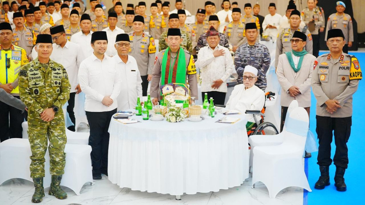 Safari Ramadan di Jatim, Kapolri Ajak Seluruh Elemen Bersatu Jaga Kamtibmas-Dukung Program Presiden
            - galeri foto