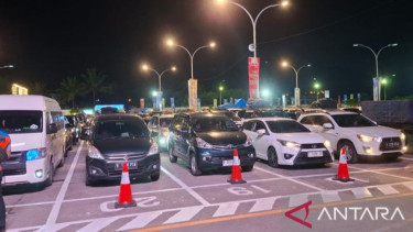 Hindari Puncak Arus Mudik, Kepadatan Kendaraan Pemudik Mulai Padati Pelabuhan Merak pada Minggu Dini Hari