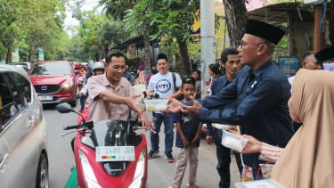 IJTI Lamongan Gandeng Penyandang Disabilitas Berbagi Takjil saat Ramadhan