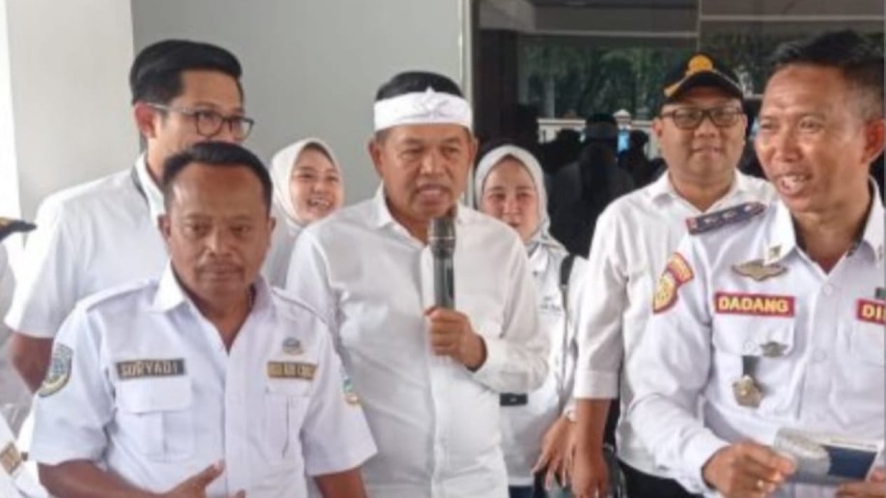 Jurus Jitu KDM Atasi "Macet Horor" Puncak, Berikan Konpensasi Rp1 Juta kepada 2.000 Lebih Sopir Angkot
            - galeri foto