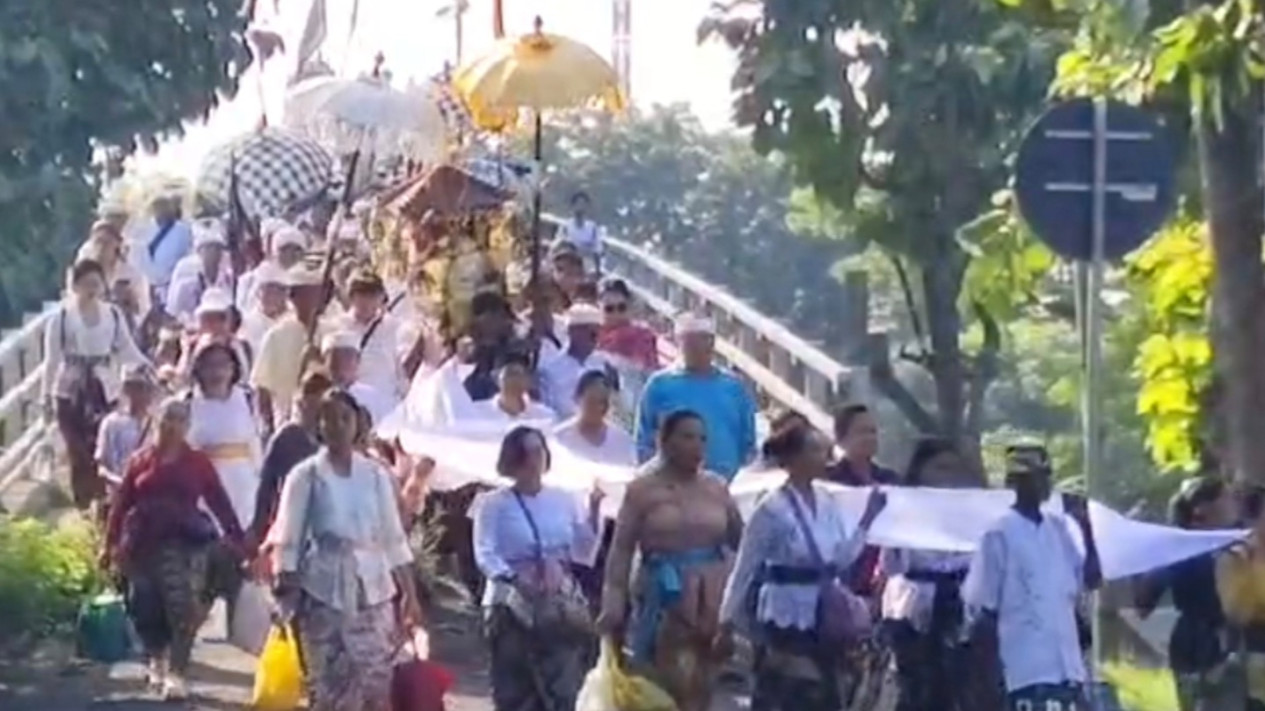 Dua Ribu Umat Hindu Surabaya Jalani Upacara Melasti di Pantai Arafuru
            - galeri foto