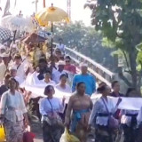 Dua Ribu Umat Hindu Surabaya Jalani Upacara Melasti di Pantai Arafuru