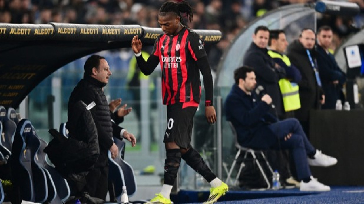 Ruang Ganti AC Milan Retak? Momen Rafael Leao Murka Diganti dan Tepis Tangan Allegri di Lapangan saat Takluk dari Lazio
            - galeri foto