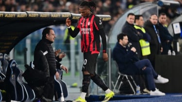 Ruang Ganti AC Milan Retak? Momen Rafael Leao Murka Diganti dan Tepis Tangan Allegri di Lapangan saat Takluk dari Lazio