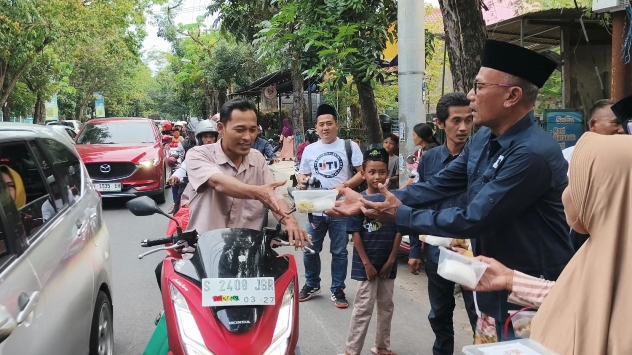 IJTI Lamongan Gandeng Penyandang Disabilitas Berbagi Takjil saat Ramadhan
            - galeri foto