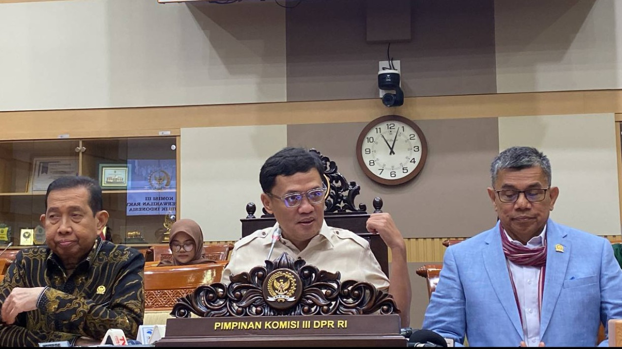 Komisi III DPR Gelar Rapat Khusus Bahas Teror Air Keras terhadap Aktivis KontraS Andrie Yunus
            - galeri foto