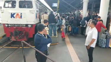 Penumpang Mudik di Stasiun Gubeng Membludak, Daop 8 Layani 40 Ribu Penumpang