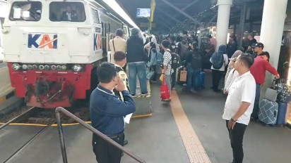 Penumpang Mudik di Stasiun Gubeng Membludak, Daop 8 Layani 40 Ribu Penumpang