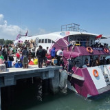 Pelabuhan Jangkar Situbondo Kewalahan, Warga Raas Terpaksa Sewa Kapal Cepat