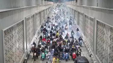 Ratusan Skuteris Vespa Medan Gelar Sahur on the Road, Bagikan Makanan Sahur untuk Warga