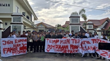 Gelar Aksi Unjuk Rasa, Massa Desak Polres Pelalawan Usut Tuntas Dugaan Penyimpangan Dana