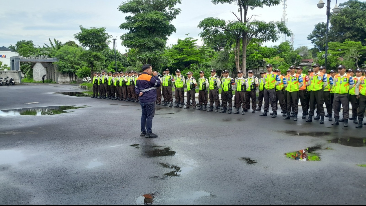 Selama Masa Angkutan Lebaran 2026, Petugas Keamanan di Stasiun Ditingkatkan
            - galeri foto
