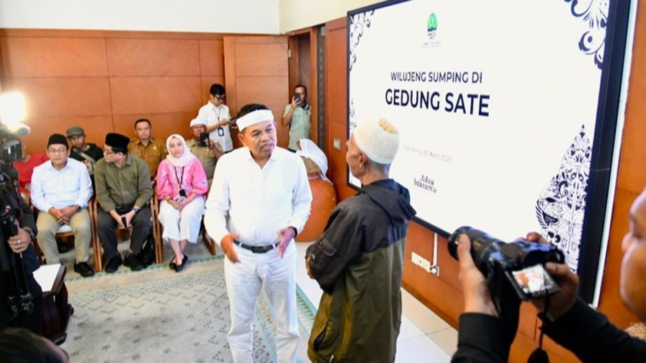 Pemprov Jabar Beri Kompensasi Korban Longsor Lembang, Dedi Mulyadi Siapkan Relokasi Lima Rumah
            - galeri foto