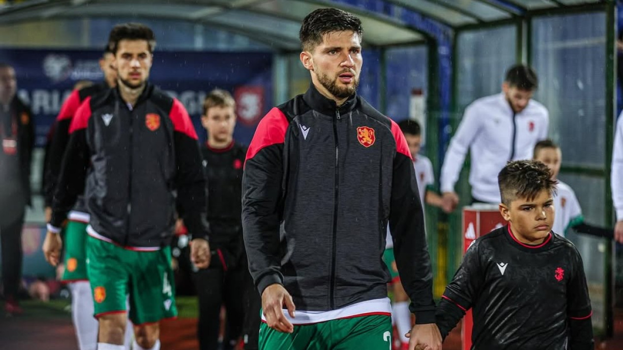 Bulgaria Panggil Hristiyan Petrov, Pemain yang Bikin Cedera Miliano Jonathans, Suporter Timnas Indonesia: Kami Tunggu di Jakarta
            - galeri foto