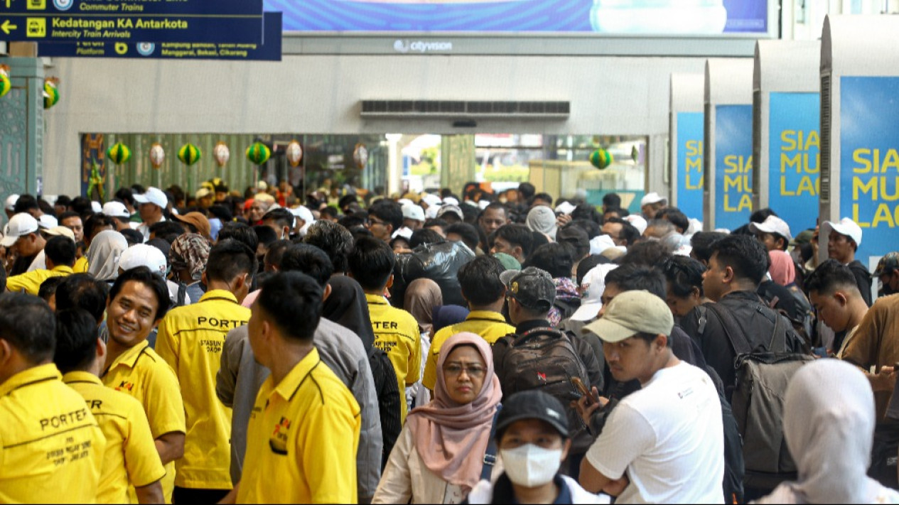 Situasi Pemudik H-4 Lebaran, Arus Keberangkatan dari Pasar Senen Meningkat Tajam
            - galeri foto