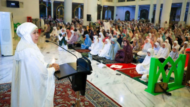 Gubernur Khofifah dan Wagub Emil, serta 35 Ribu Jemaah Laksanakan Qiyamul Lail dan Sahur di Masjid Al Akbar Surabaya