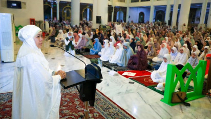 Gubernur Khofifah dan Wagub Emil, serta 35 Ribu Jemaah Laksanakan Qiyamul Lail dan Sahur di Masjid Al Akbar Surabaya