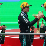 Mercedes Menggila di Awal Musim, Lewis Hamilton Minta Ferrari Kerja Ekstra