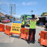 Cegah Kemacetan,  Polisi di Brebes Terapkan One Way Lokal di Jalan Arteri Ketanggungan