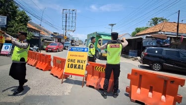 Cegah Kemacetan,  Polisi di Brebes Terapkan One Way Lokal di Jalan Arteri Ketanggungan