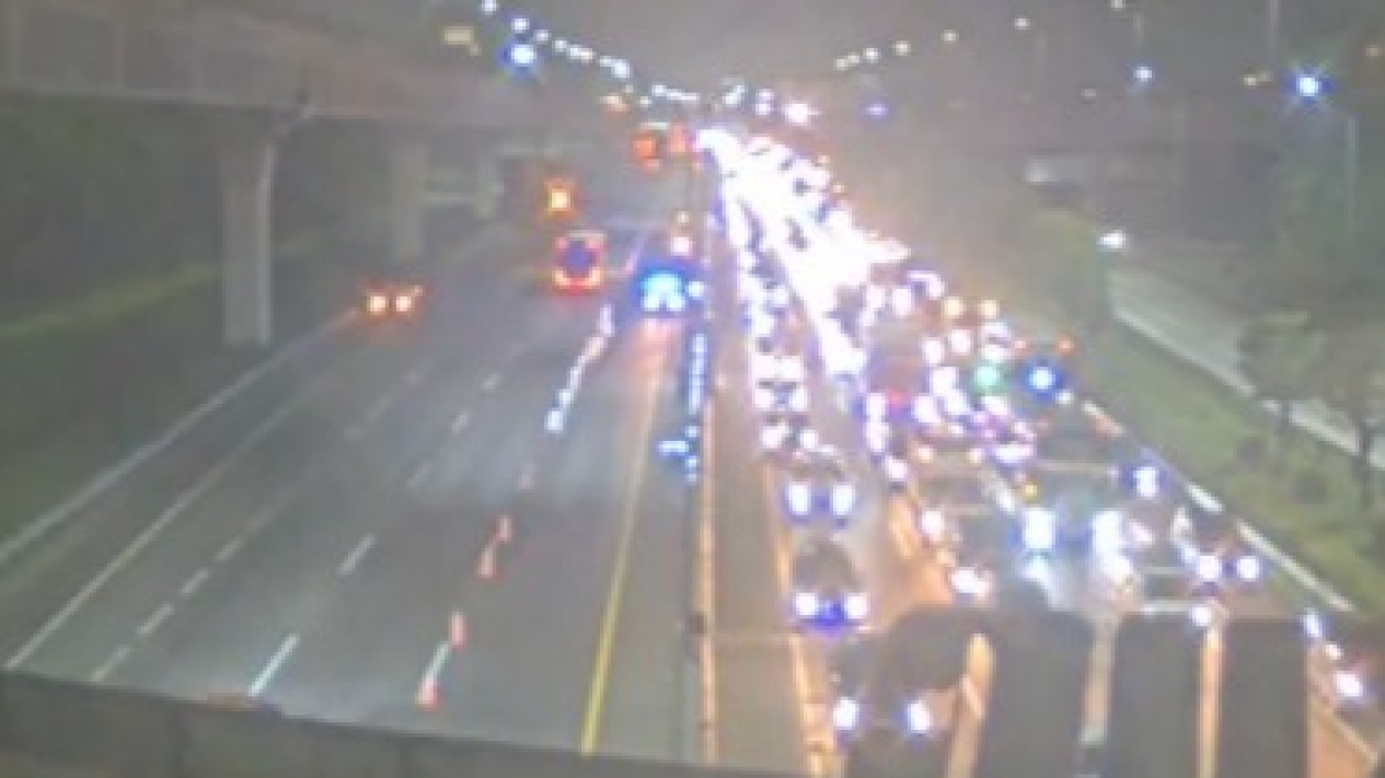 Tol Jakarta-Cikampek Macet 29 Kilometer! Pemudik Siap-Siap Begadang
            - galeri foto