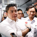 Berita Foto: Momen Seskab Teddy Tinjau Langsung Arus Mudik di Stasiun Pasar Senen