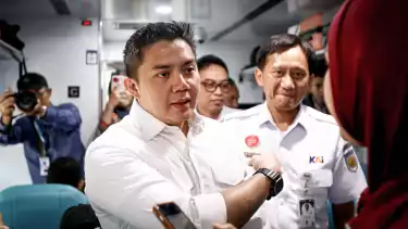 Berita Foto: Momen Seskab Teddy Tinjau Langsung Arus Mudik di Stasiun Pasar Senen