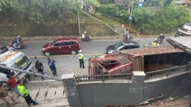 Truk Pengangkut Sapi Terguling di Cikaledong Bandung, Tiga Ekor Sapi Kabur dan Ada Korban Tewas
