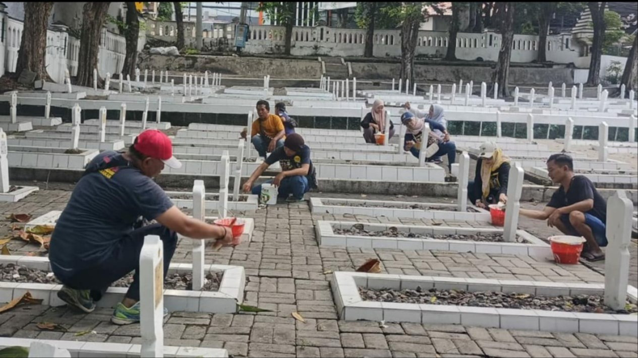 Jelang Idul Fitri, Memangnya Boleh ya Cabut Rumput dan Tabur Bunga saat Ziarah Kubur?
            - galeri foto
