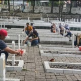Jelang Idul Fitri, Memangnya Boleh ya Cabut Rumput dan Tabur Bunga saat Ziarah Kubur?