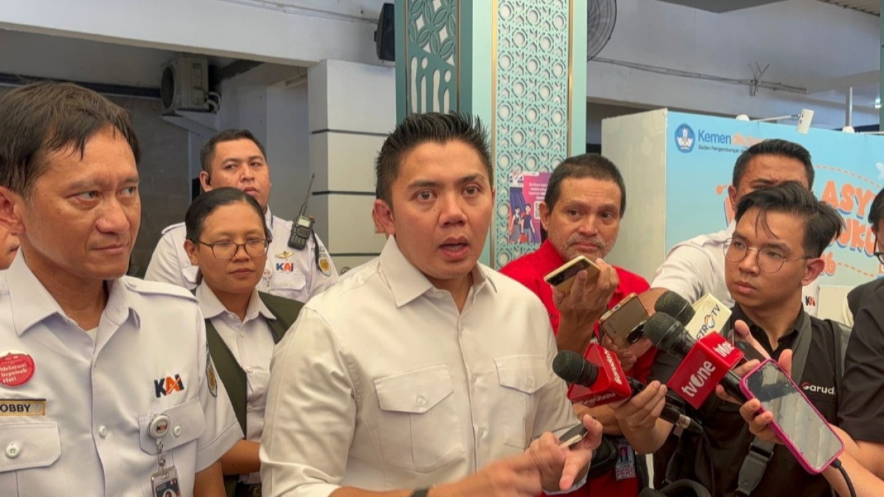 Arahan Presiden Prabowo, Seskab Teddy Ungkap Gerbong KA Ekonomi Kerakyatan Bakal Ditambah
            - galeri foto