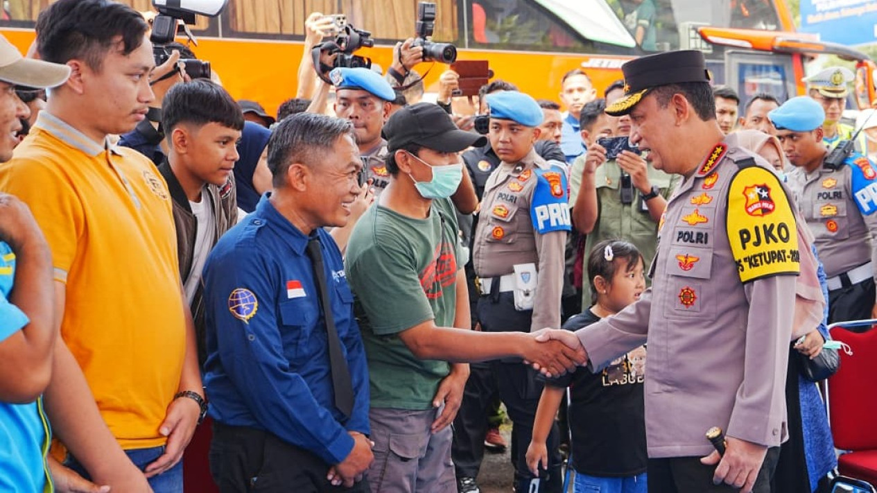 Lepas 80 Bus Mudik Gratis, Kapolri Pastikan Keselamatan Penumpang
            - galeri foto