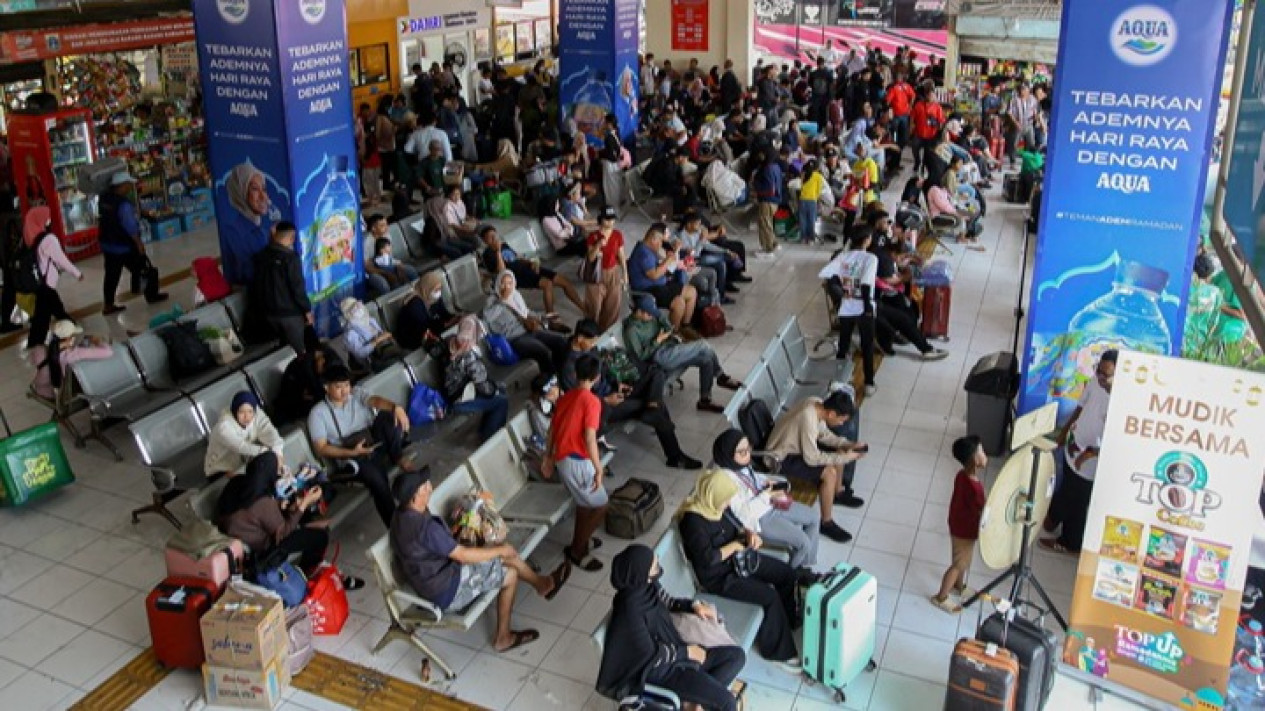 Berita Foto: Puncak Arus Mudik Lebaran 2026, Ribuan Penumpang Padati Terminal Kampung Rambutan
            - galeri foto