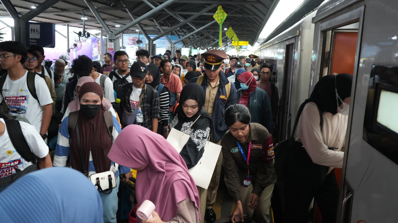 Puncak Arus Mudik KAI Daop 8 Layani 50 Ribu Lebih Penumpang
            - galeri foto